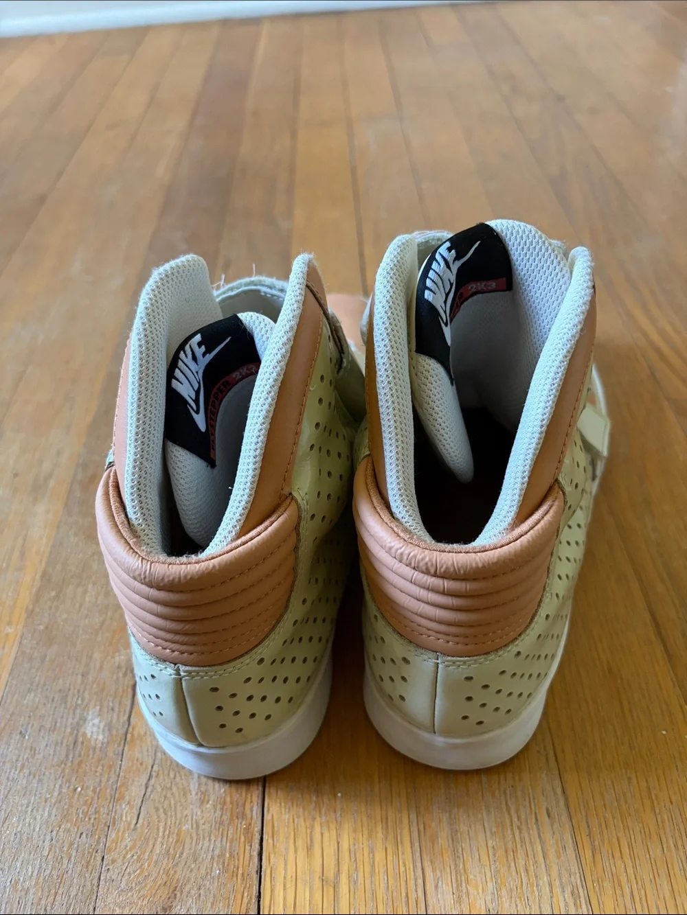 Nike FLY STEPPER 2K3  High-Top Sneakers in Tan and Cream Velcro